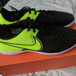 Soccer shoes